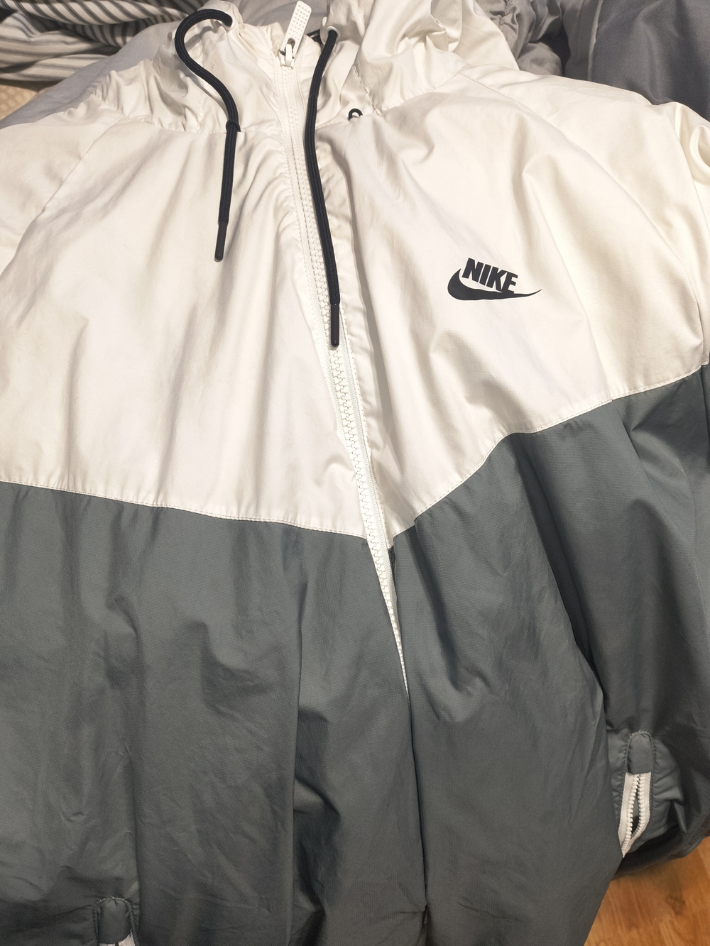 Nike Two-Tone White and Gray Hooded Windbreaker
